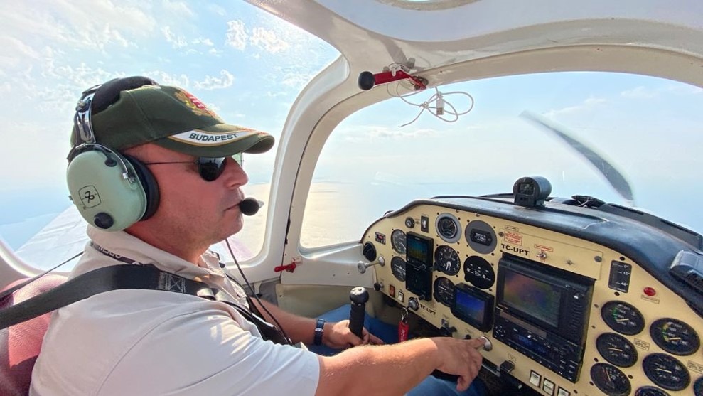 Mustafa Güven - Pilot in the Cockpit
